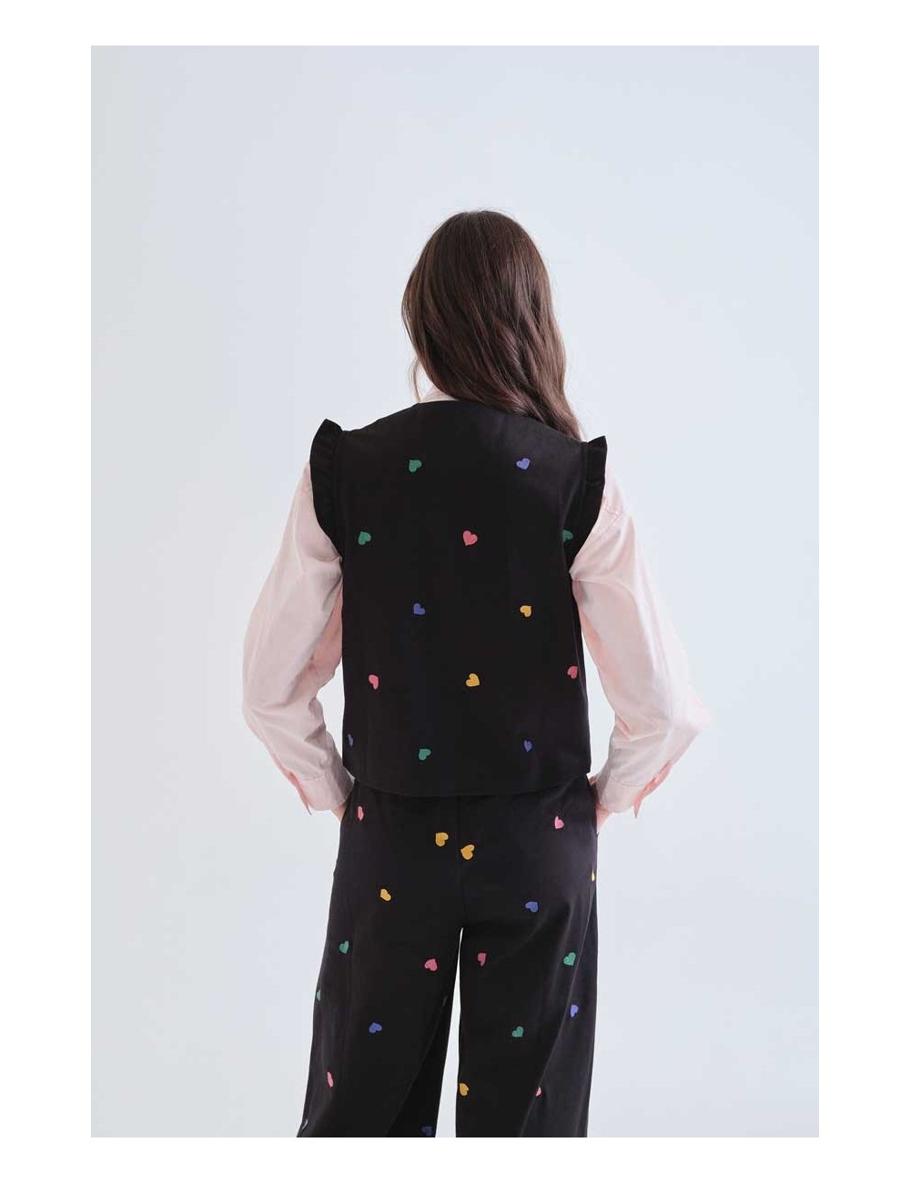 CHALECO 100% ALGODÓN NEGRO CON BORDADOS DE CORAZONES MULTICOLORES