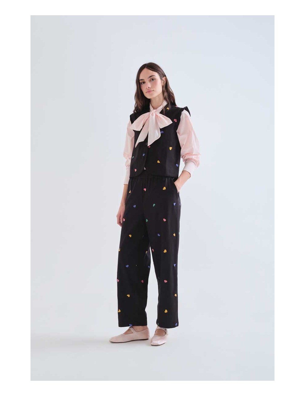 CHALECO 100% ALGODÓN NEGRO CON BORDADOS DE CORAZONES MULTICOLORES