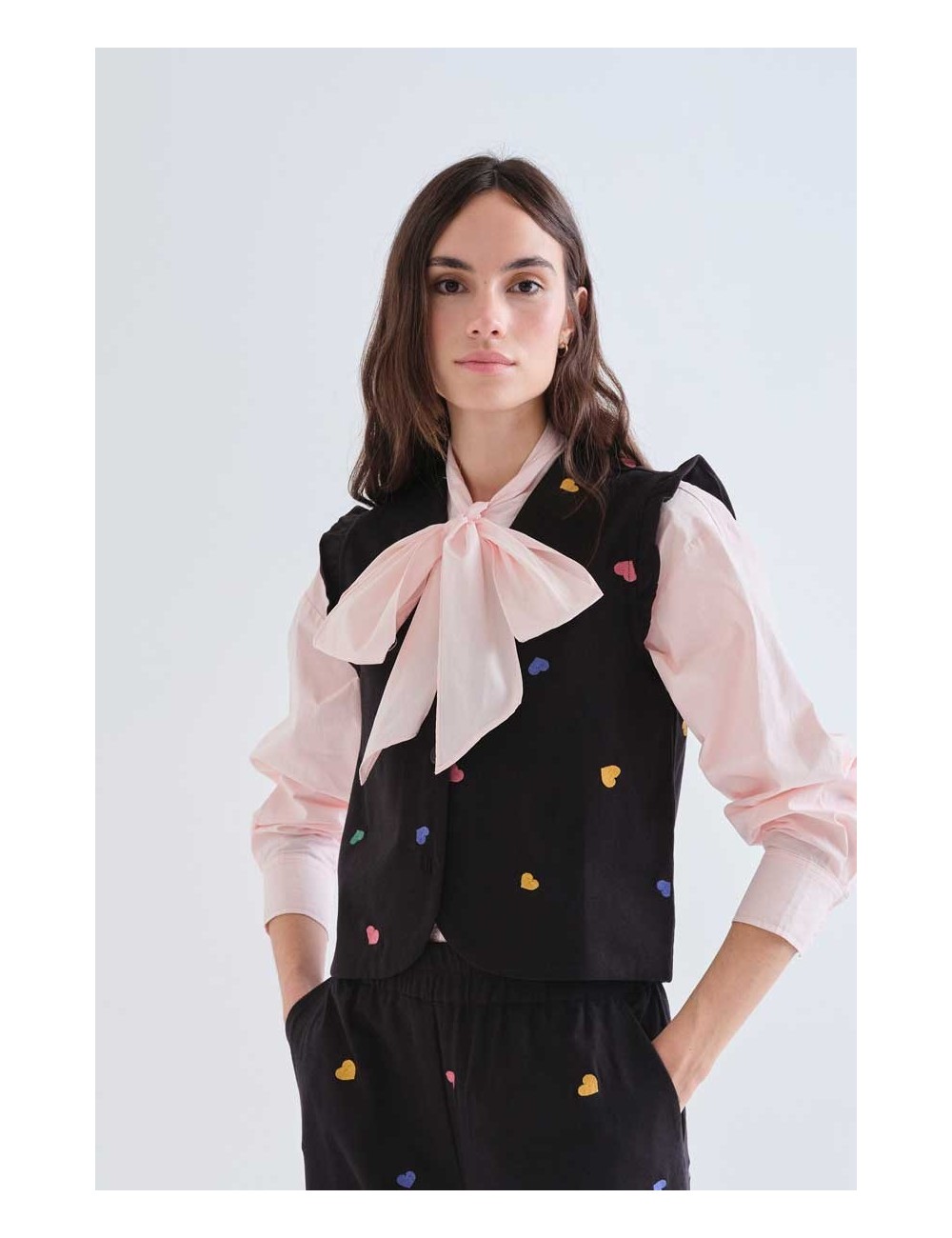 CHALECO 100% ALGODÓN NEGRO CON BORDADOS DE CORAZONES MULTICOLORES