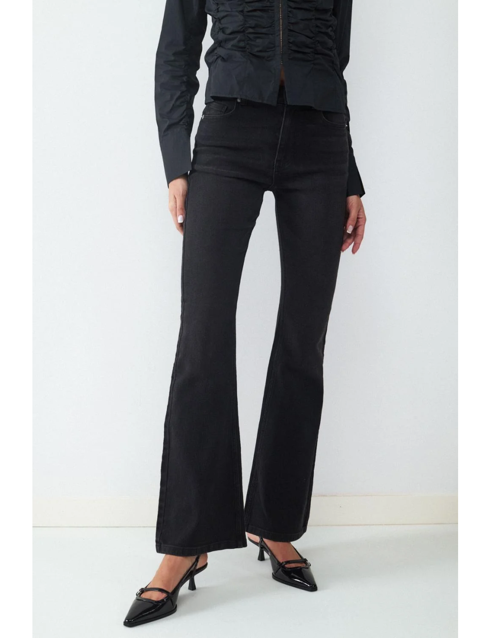 JEANS FLARE HIGH RISE NEGRO