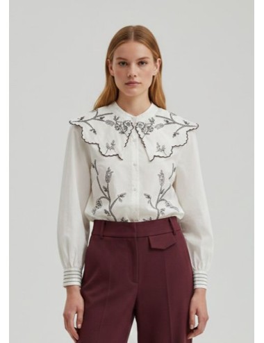 CAMISA CUELLO BOBO CON BORDADOS FLORALES BURDEOS