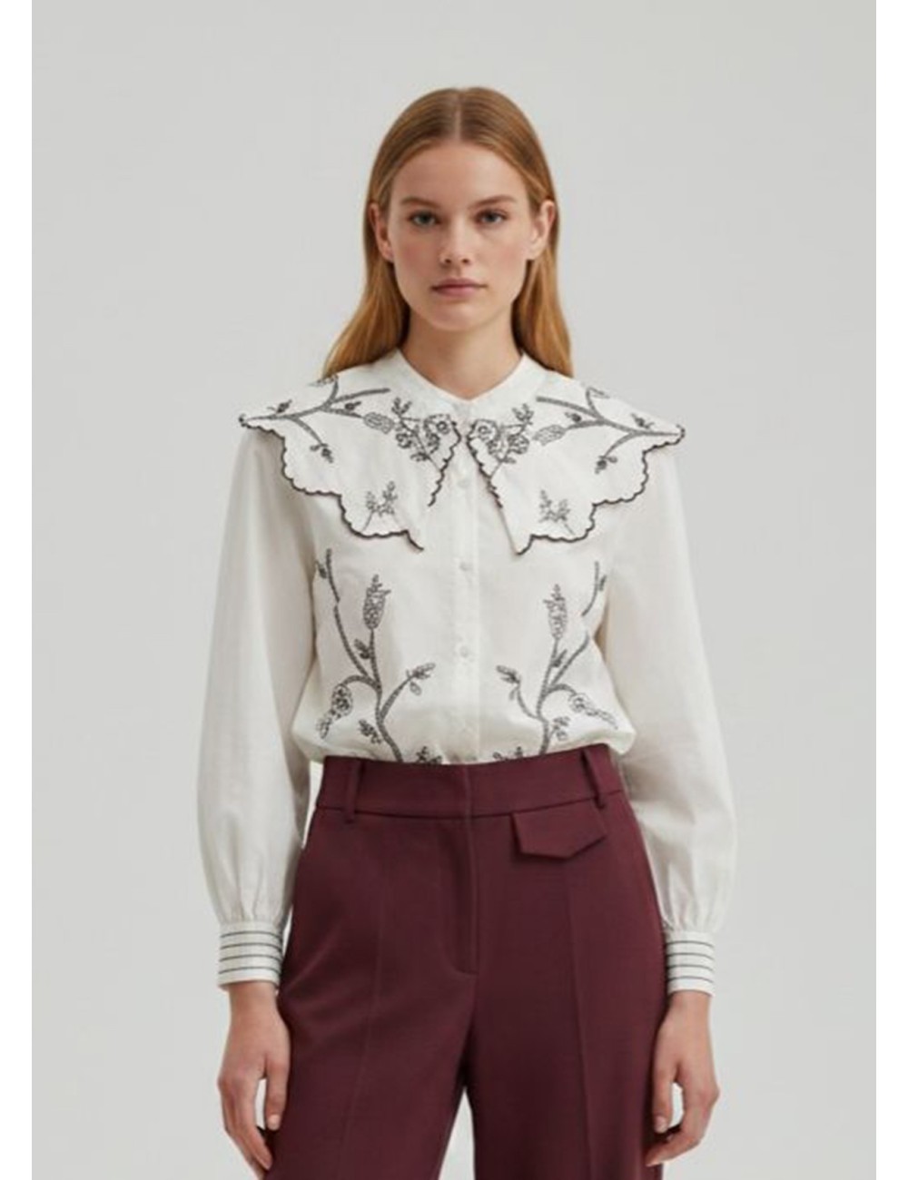 CAMISA CUELLO BOBO CON BORDADOS FLORALES BURDEOS