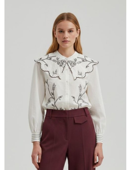 CAMISA CUELLO BOBO CON BORDADOS FLORALES BURDEOS
