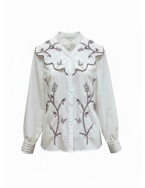 CAMISA CUELLO BOBO CON BORDADOS FLORALES BURDEOS