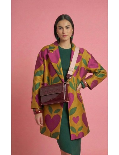 BOLSO BANDOLER DE CHAROL CON TAPA BURDEOS