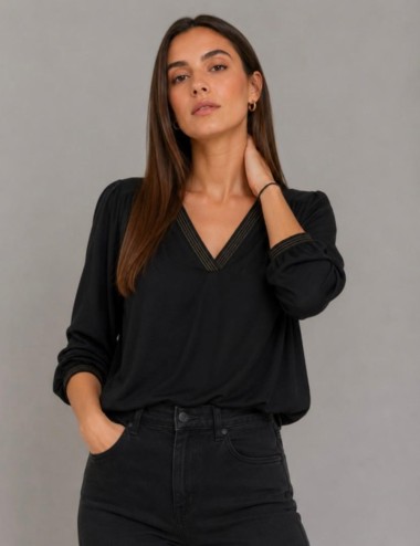 BLUSA FLUIDA ESCOTE EN V CON DETALLE EN CONTRASTE NEGRO