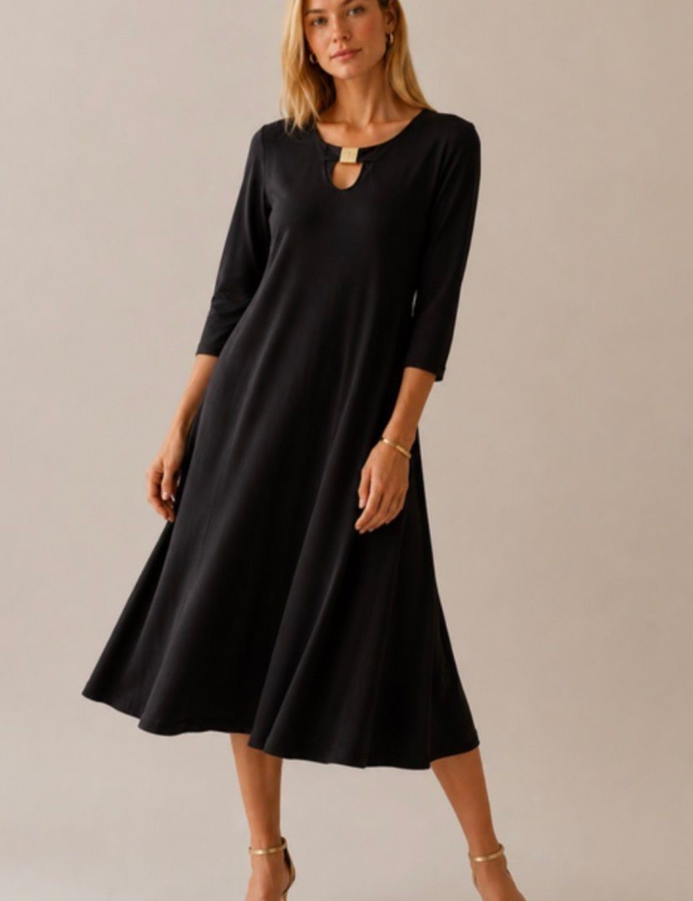 VESTIDO MIDI NEGRO CON ESCOTE EN LÁGRIMA Y DEALLE DORADO
