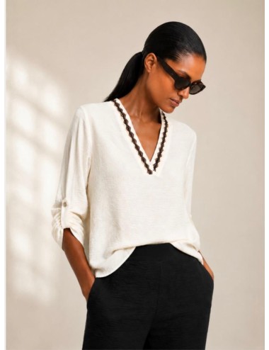 BLUSA TEXTURIZADA ESCOTE EN V CON VIVO ONDULADO A CONTRASTE BEIGE