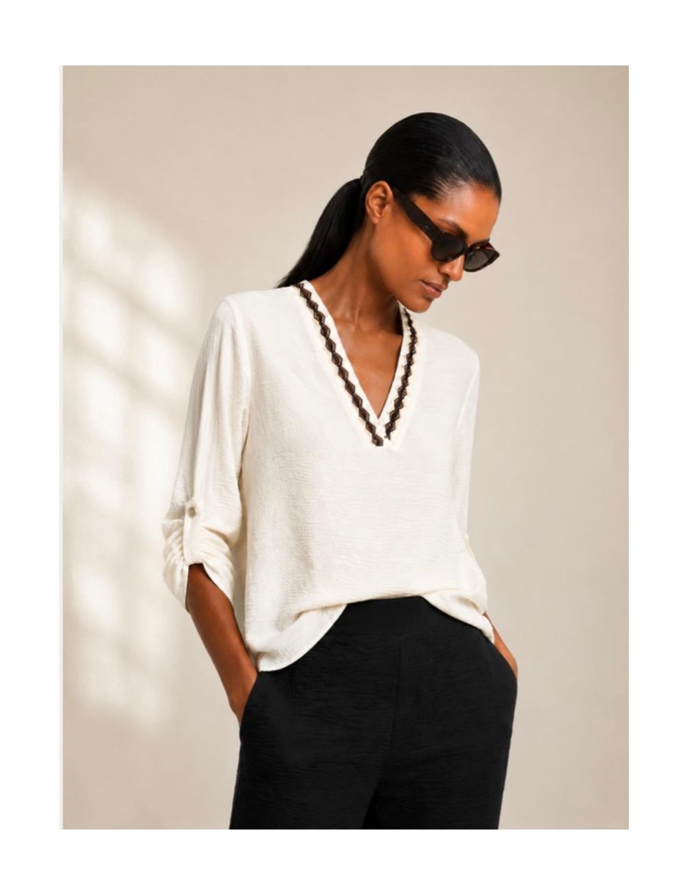 BLUSA TEXTURIZADA ESCOTE EN V CON VIVO ONDULADO A CONTRASTE BEIGE