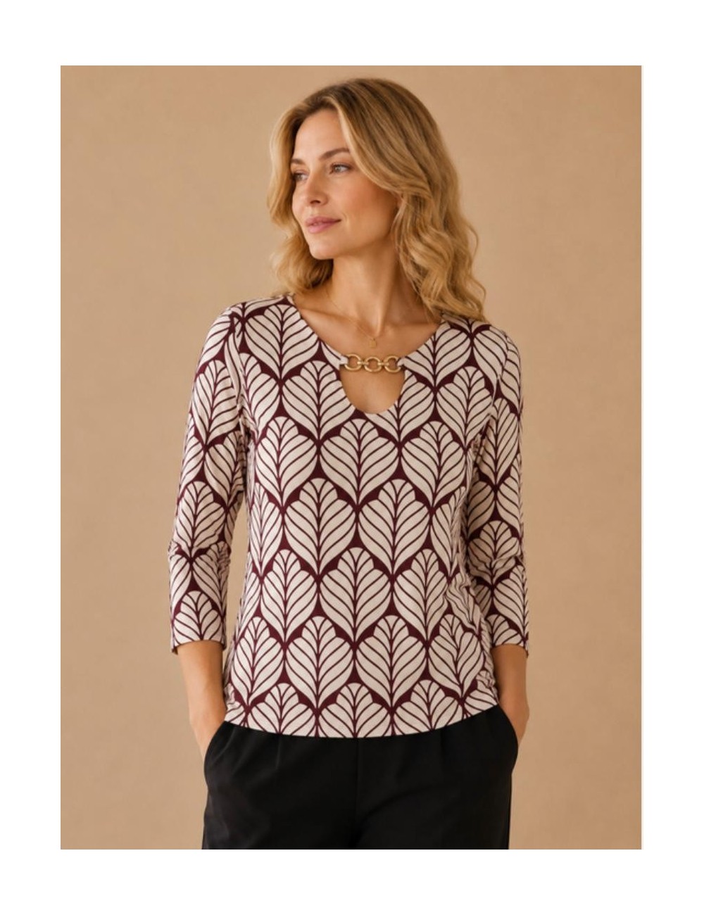 BLUSA CON ESTAMPADO DE HOJAS GEOMÉTRICAS Y CADENA DORADA MARRÓN