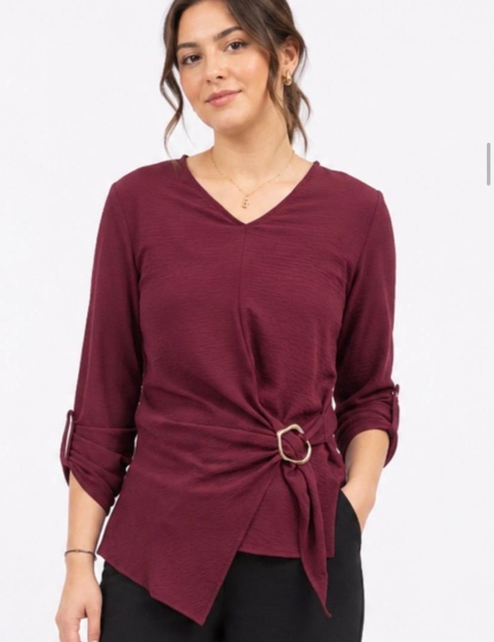 BLUSA CRUZADA BURDEOS CON HEBILLA METÁLICA DORADA