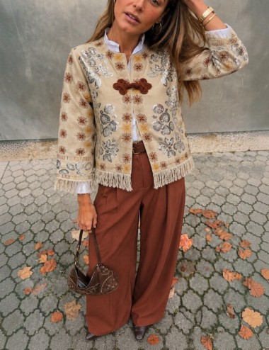 CHAQUETA CORTA TEXTURIZADA CON BORDADOS ÉTNICOS CON FLECOS Y CIERRE ALAMAR