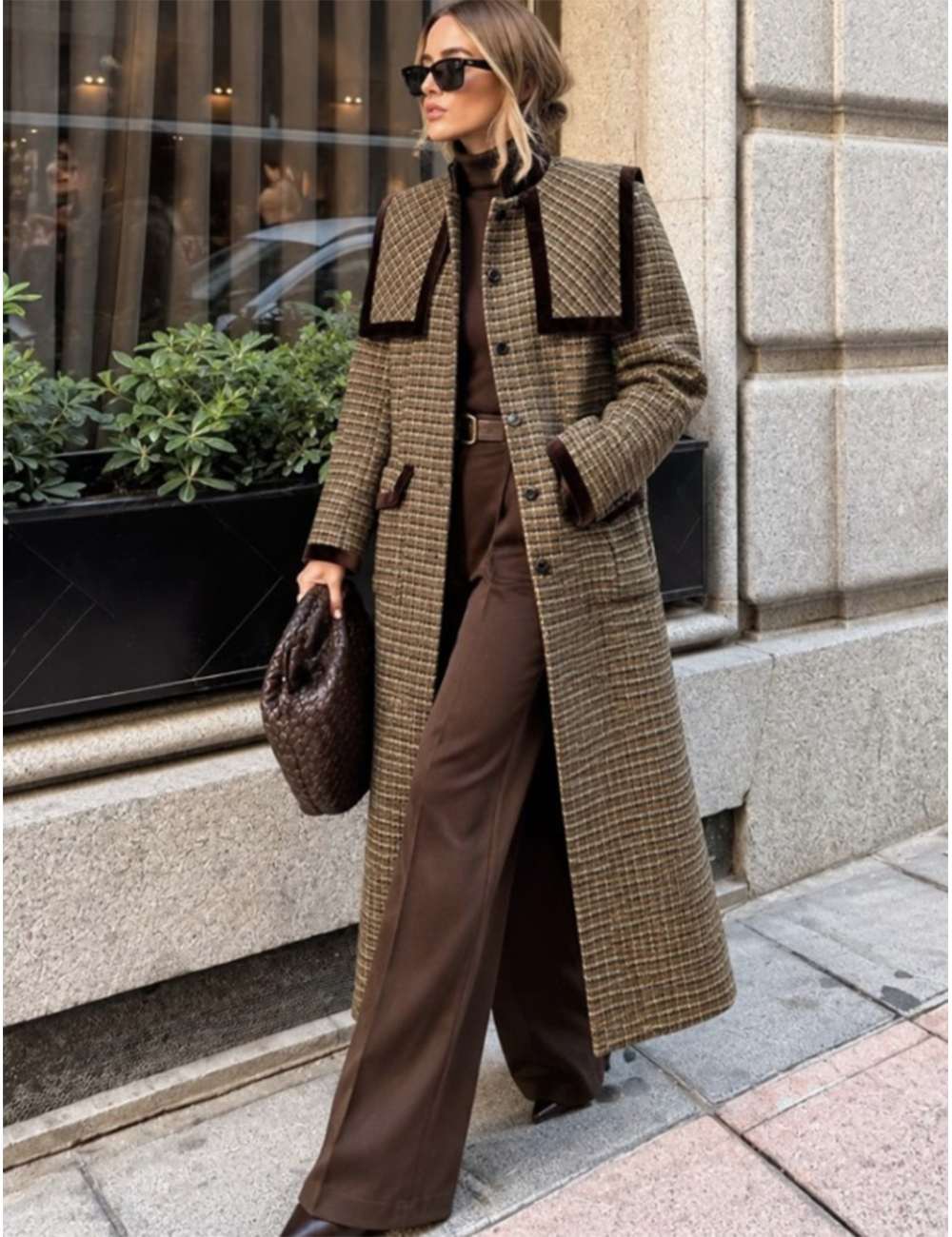 ABRIGO LARGO TWEED CON CAPA DESMONTABLE CON RIBETES DE TERCIOPELO