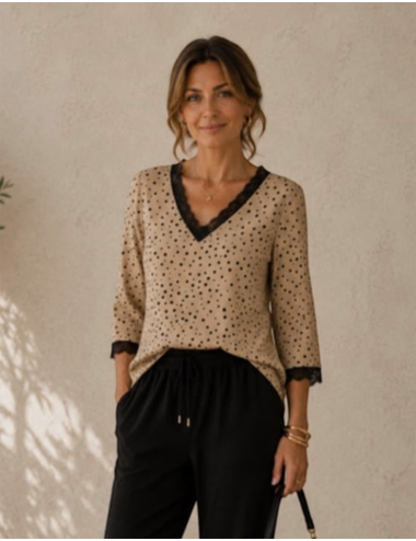 BLUSA CUELLO PICO ESTAMPADO TOPOS PUNTILLAS CAMEL