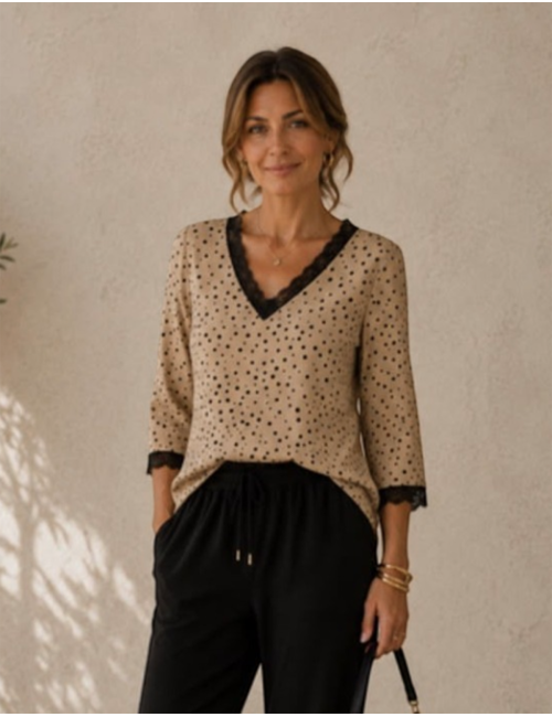 BLUSA CUELLO PICO ESTAMPADO TOPOS PUNTILLAS CAMEL