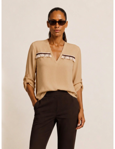 BLUSA FLUIDA CON ESCOTE EN PICO Y DETALLES EN FLECOS ÉTNICOS CAMEL