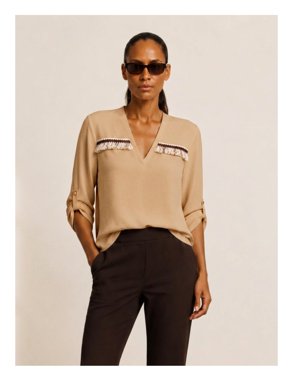 BLUSA FLUIDA CON ESCOTE EN PICO Y DETALLES EN FLECOS ÉTNICOS CAMEL