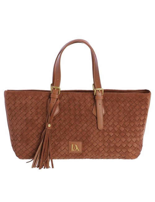 BOLSO SHOPPER TRENZADO CON BORLA LATERAL CAMEL