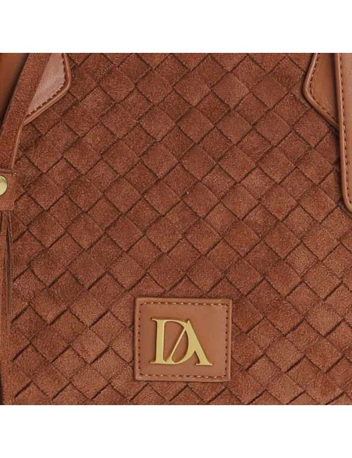 BOLSO SHOPPER TRENZADO CON BORLA LATERAL CAMEL