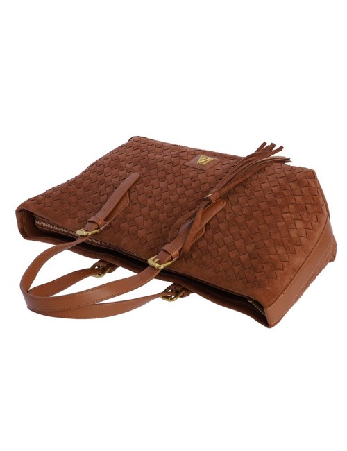 BOLSO SHOPPER TRENZADO CON BORLA LATERAL CAMEL
