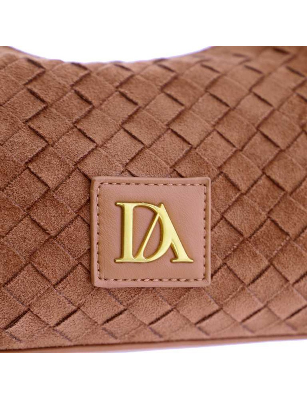 BOLSO HOMBRO TRENZADO MEDIA LUNA CON BORLA LATERAL CAMEL