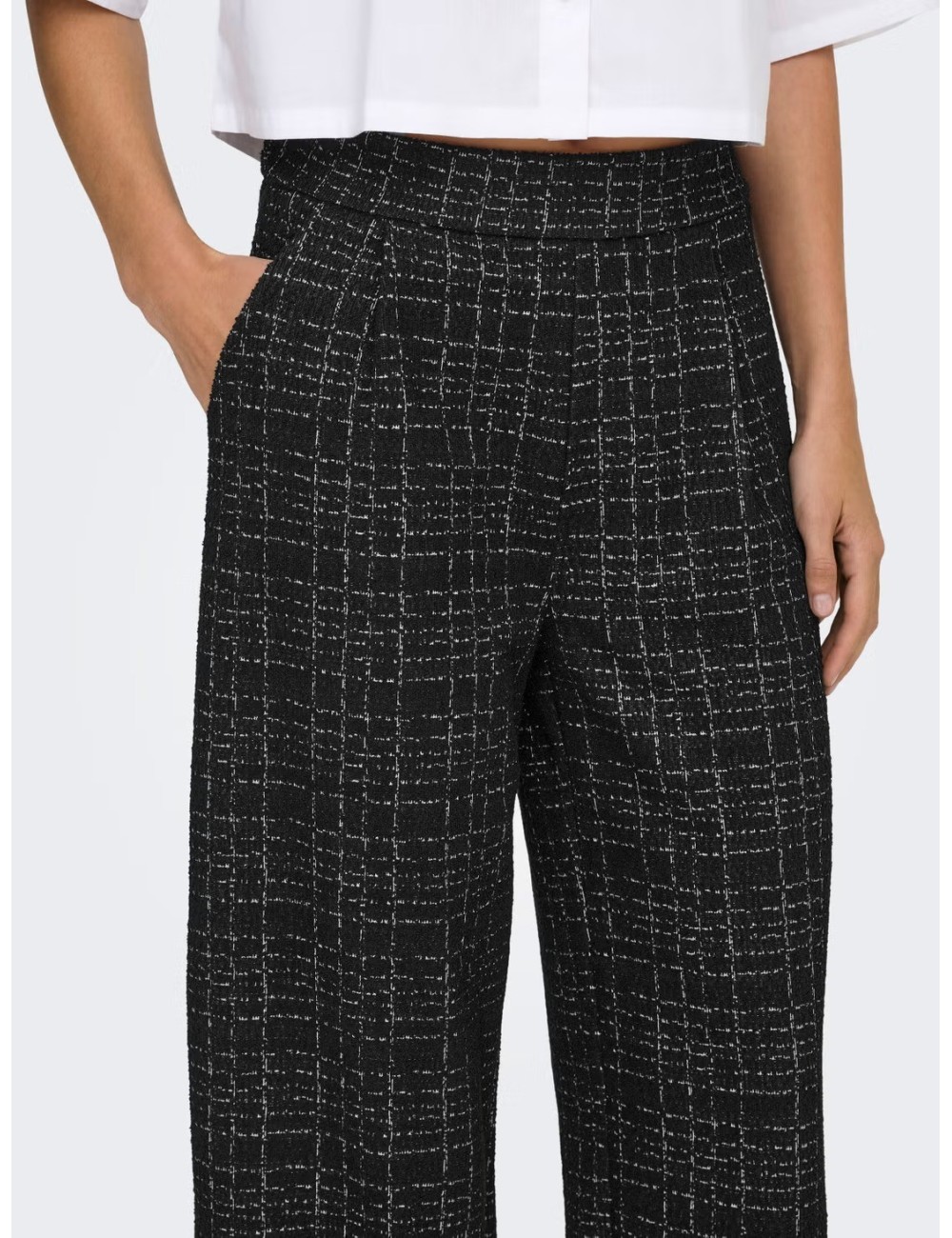 PANTALON CORTE REGULAR CUADROS NEGRO