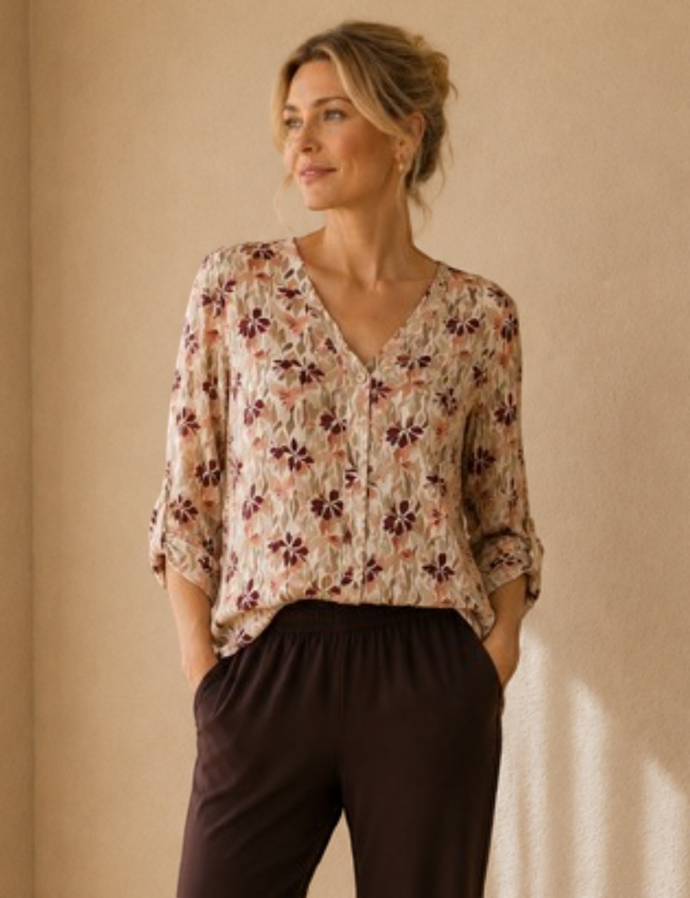 BLUSA CUELLO PICO ESTAMPADO FLORES MARRÓN