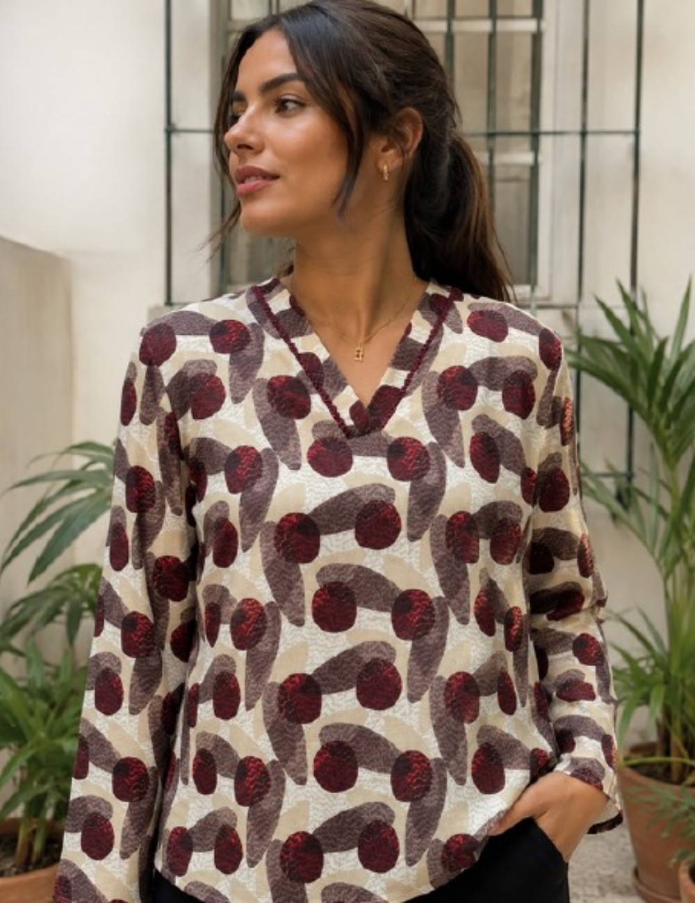 BLUSA CUELLO PICO ESTAMPADO CÍRCULOS BURDEOS