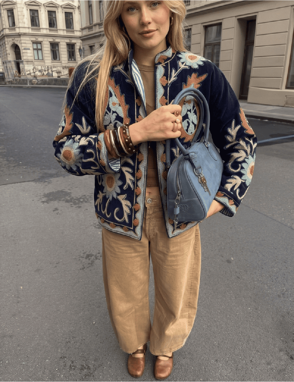 CHAQUETA ANTELINA CON BORDADOS ÉTNICOS CON FLORES AZUL MARINO