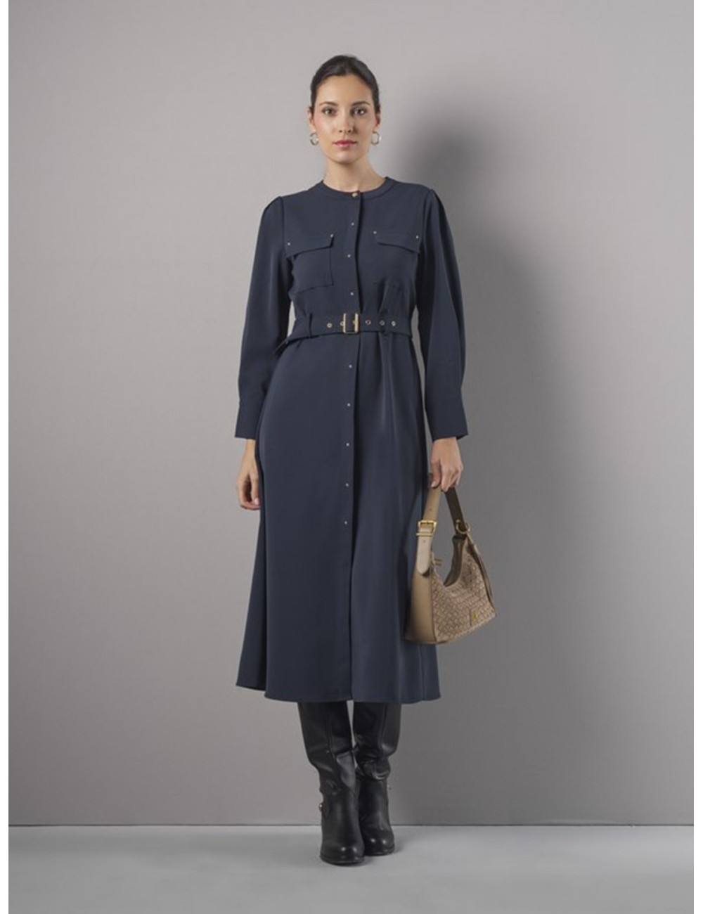 VESTIDO CAMISERO MIDI CUELLO MAO CON CINTURÓN AZUL MARINO