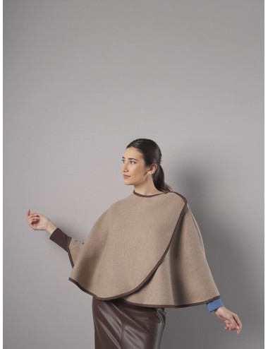 CAPA DE PAÑO CRUZADA BEIGE CON RIBETE MARRÓN