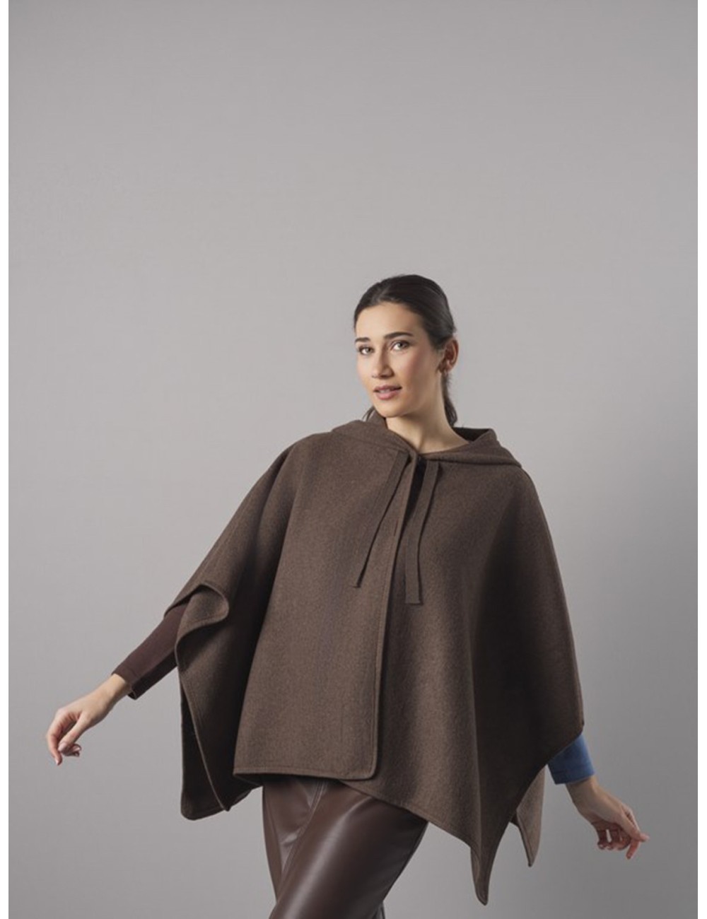 PONCHO DE PAÑO CON CAPUCHA MARRÓN