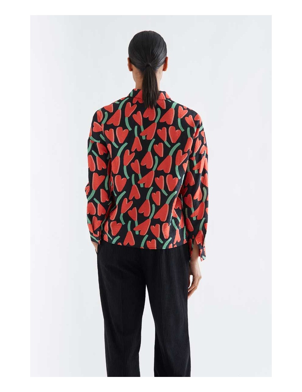 CAMISA CON ESTAMPADO CICLAMEN