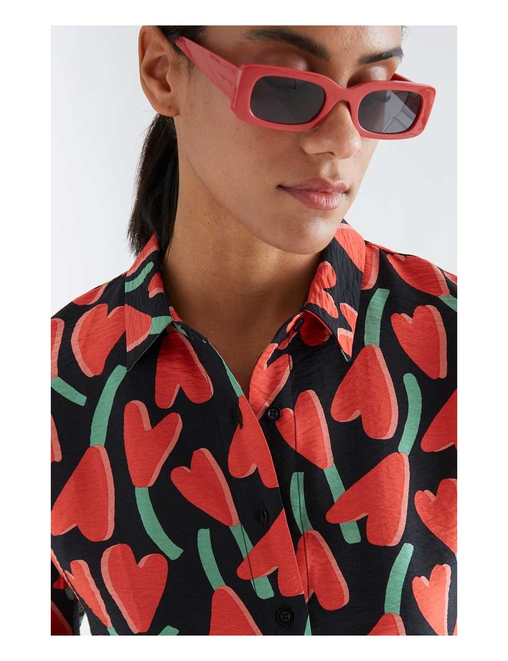 CAMISA CON ESTAMPADO CICLAMEN