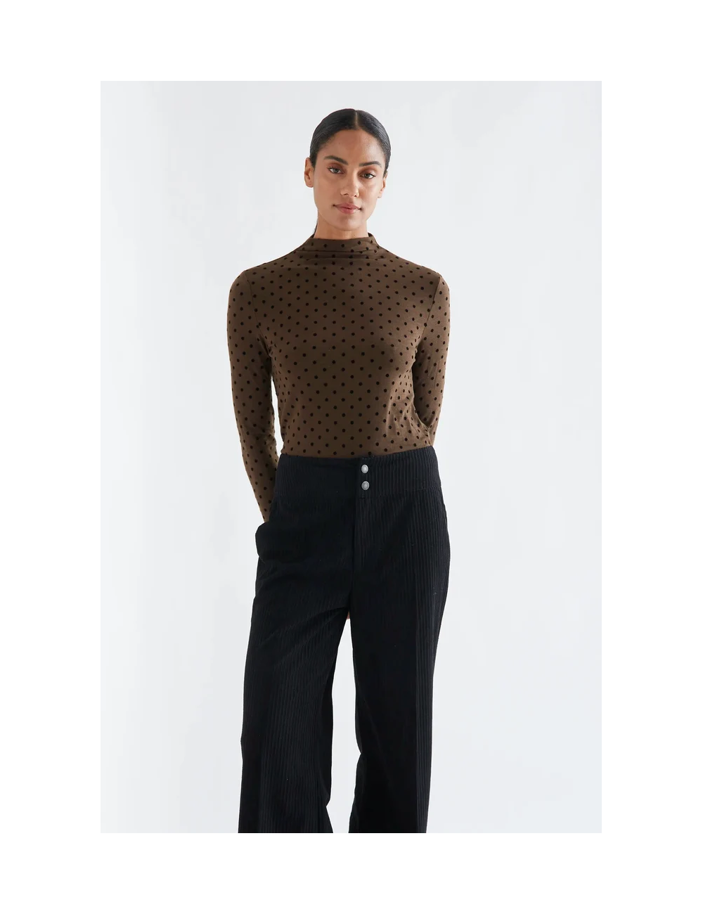 CAMISETA BÁSICA MARRÓN CON MINI LUNARES NEGROS