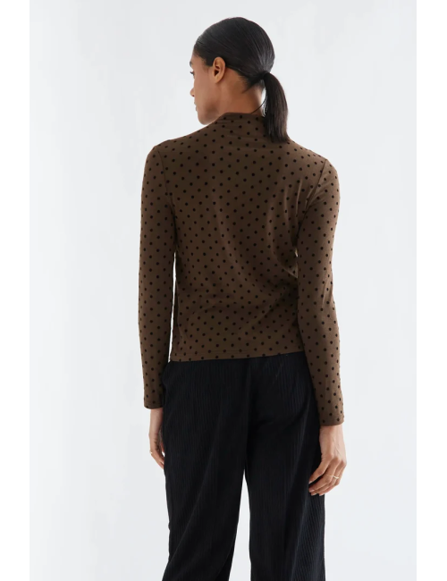 CAMISETA BÁSICA MARRÓN CON MINI LUNARES NEGROS