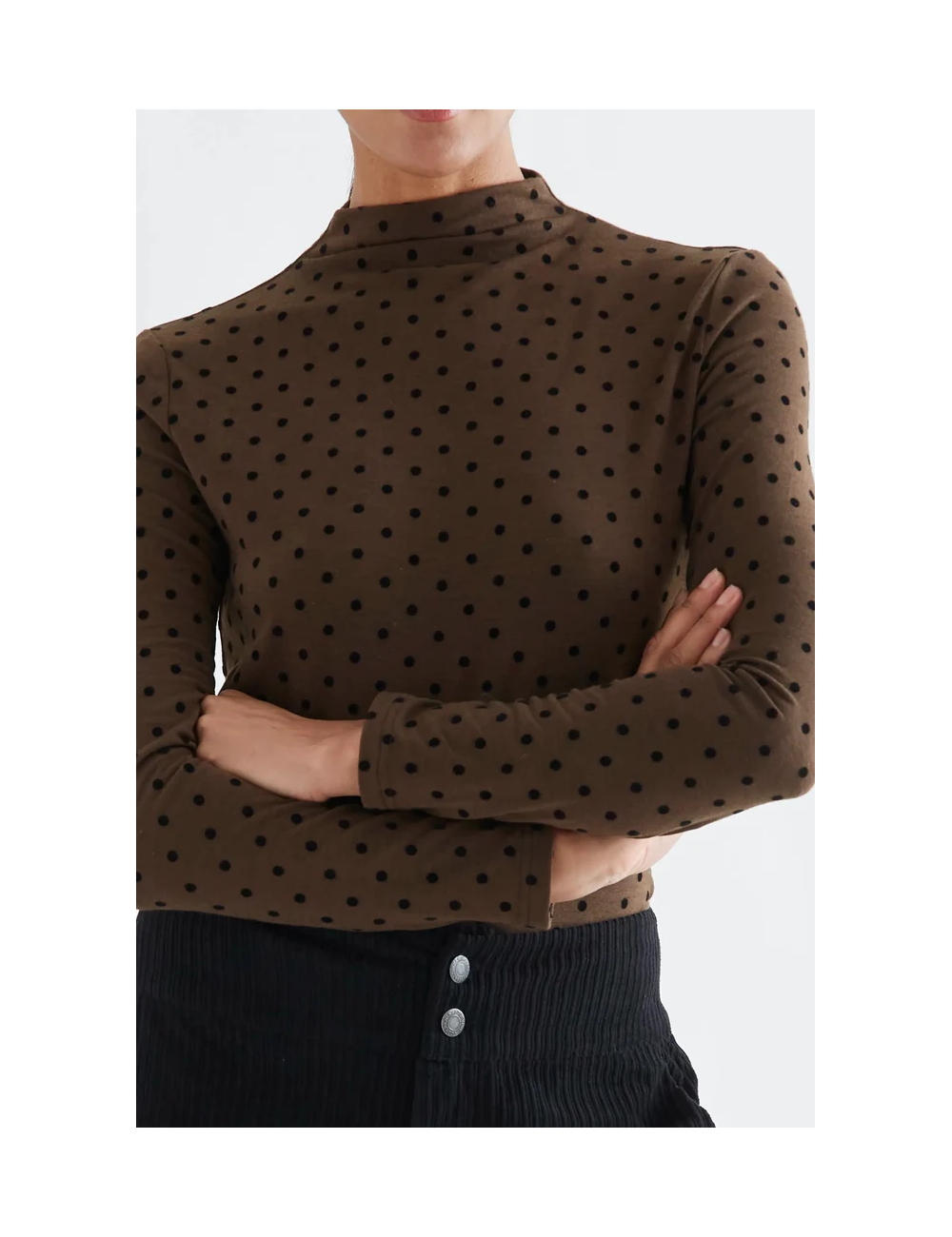 CAMISETA BÁSICA MARRÓN CON MINI LUNARES NEGROS