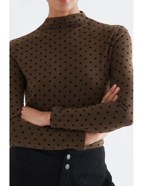 CAMISETA BÁSICA MARRÓN CON MINI LUNARES NEGROS