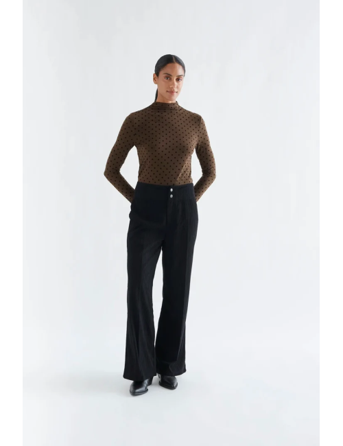 CAMISETA BÁSICA MARRÓN CON MINI LUNARES NEGROS