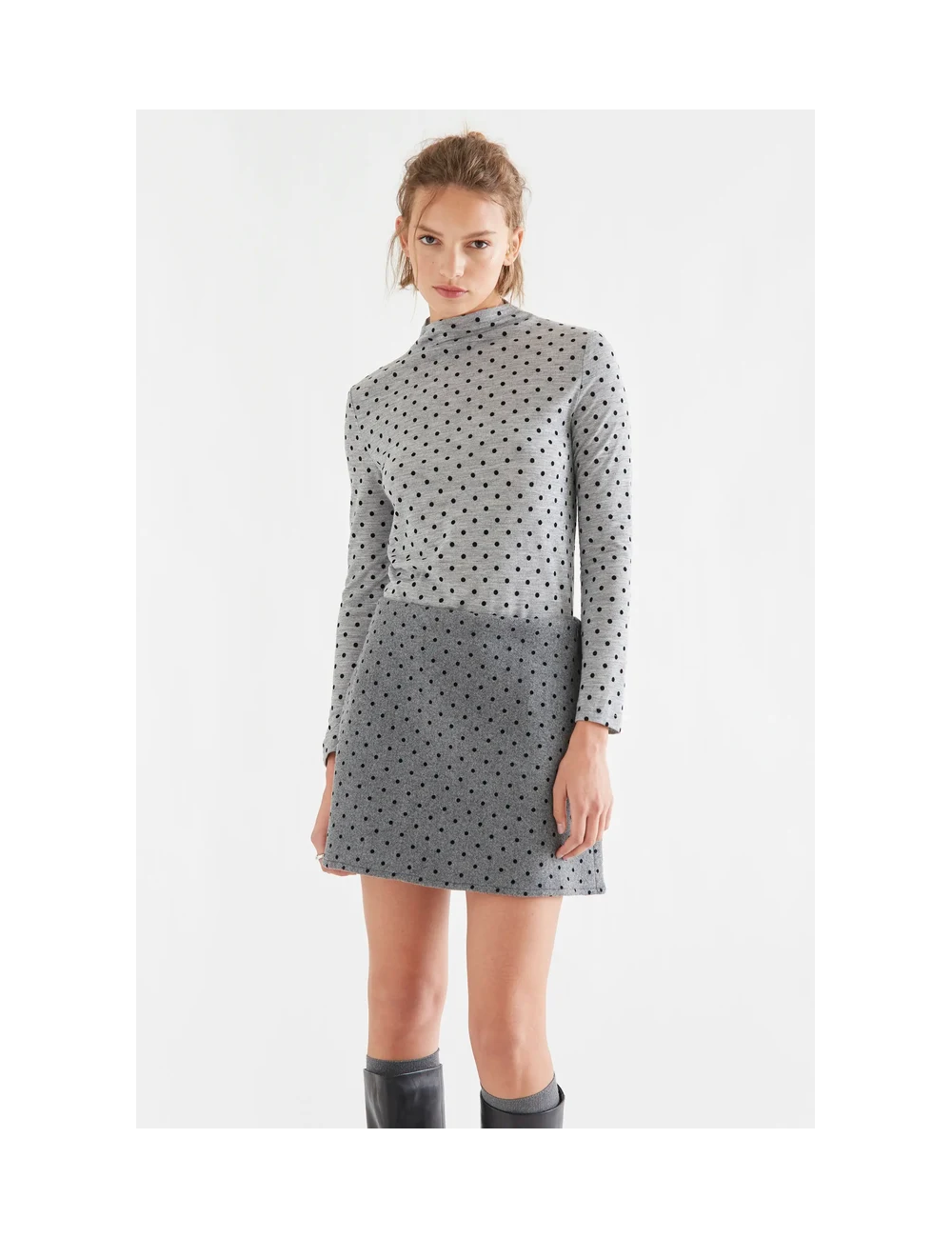 CAMISETA BÁSICAS GRIS JASPEADO CON MINI LUNARES NEGROS