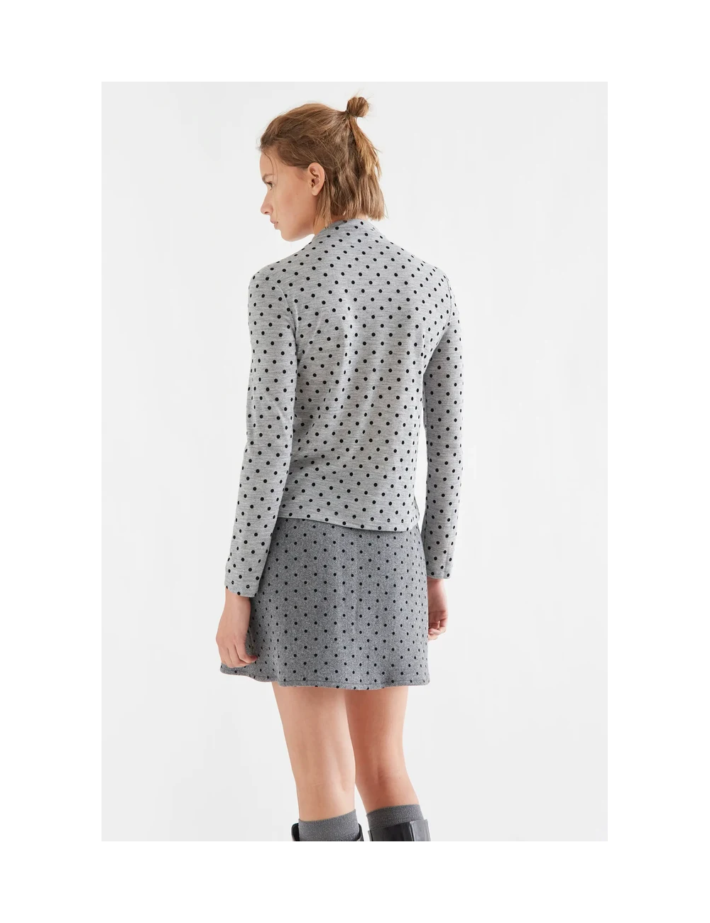 CAMISETA BÁSICAS GRIS JASPEADO CON MINI LUNARES NEGROS