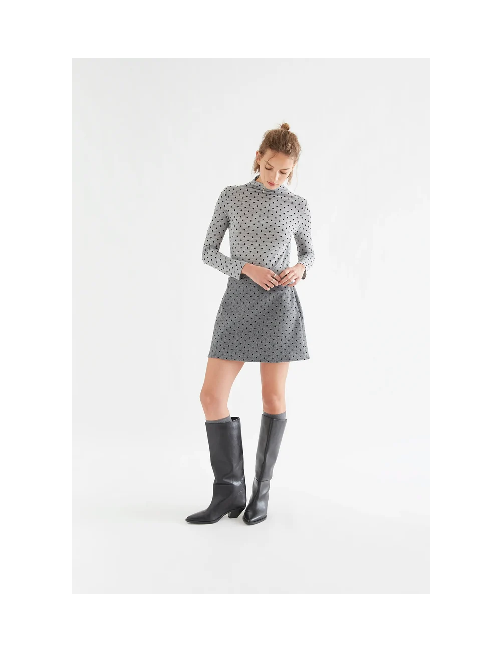 CAMISETA BÁSICAS GRIS JASPEADO CON MINI LUNARES NEGROS