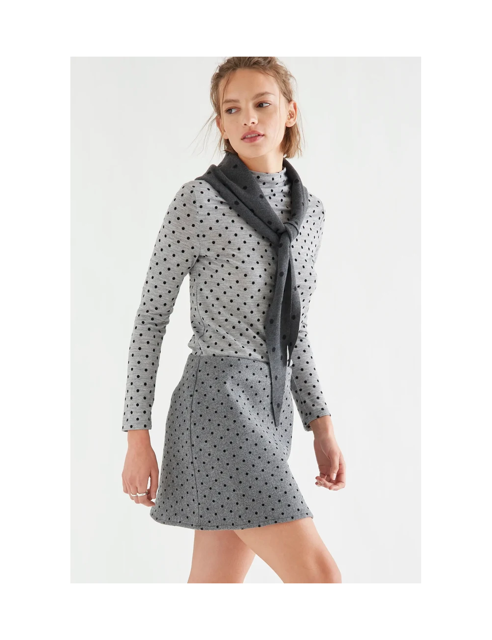 CAMISETA BÁSICAS GRIS JASPEADO CON MINI LUNARES NEGROS