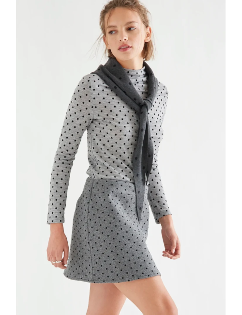 CAMISETA BÁSICAS GRIS JASPEADO CON MINI LUNARES NEGROS